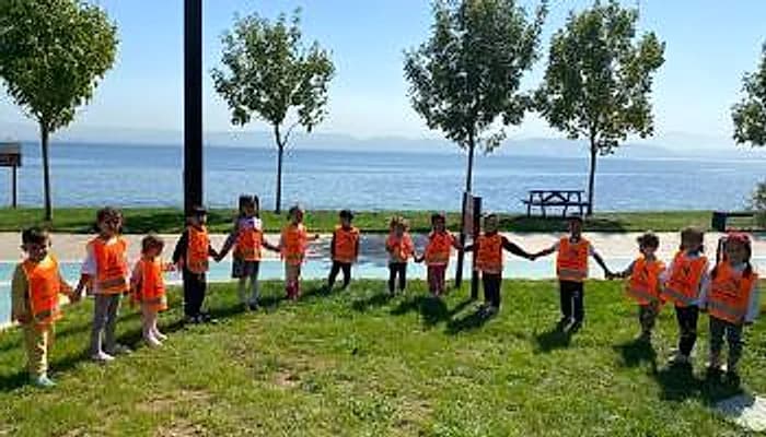 Sahil gezisinde el ele yürüyen öğrencilerimiz