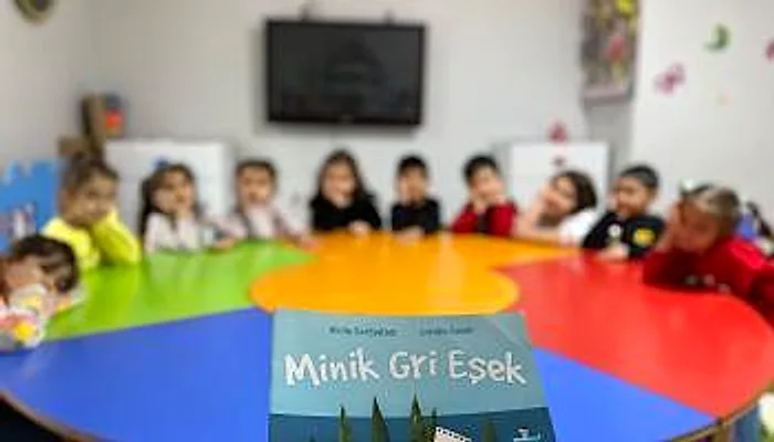 Sınıfta birlikte kitap okuma
